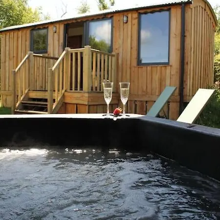 Pembrokeshire Shepherd Hut With Hottub Jordanston Exterior photo