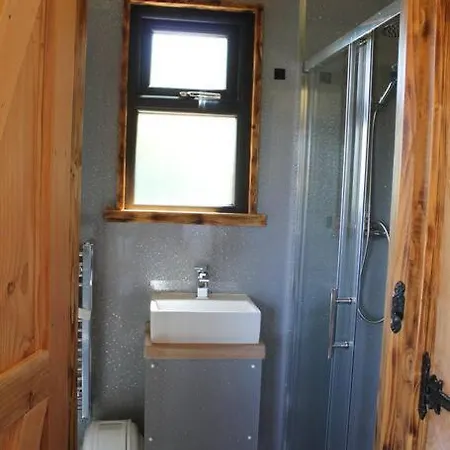 Pembrokeshire Shepherd Hut With Hottub Jordanston Exterior photo