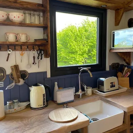 Pembrokeshire Shepherd Hut With Hottub Jordanston Exterior photo