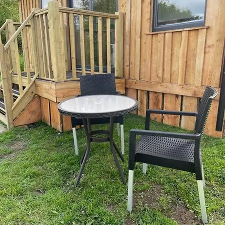Pembrokeshire Shepherd Hut With Hottub Jordanston Exterior photo