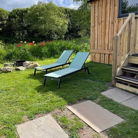 Pembrokeshire Shepherd Hut With Hottub Jordanston Exterior photo