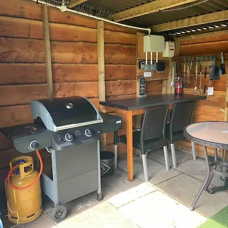 Pembrokeshire Shepherd Hut With Hottub Jordanston Exterior photo