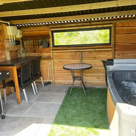 Pembrokeshire Shepherd Hut With Hottub Jordanston Exterior photo
