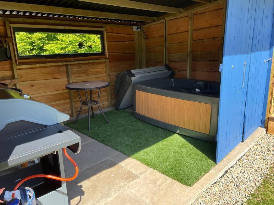 Pembrokeshire Shepherd Hut With Hottub *