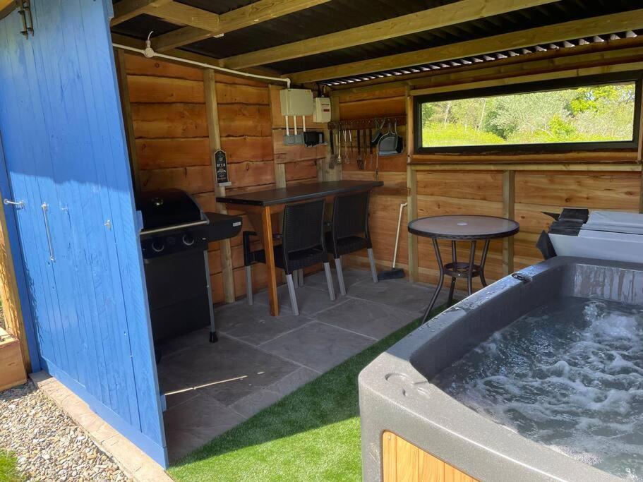 Apartment Pembrokeshire Shepherd Hut With Hottub *