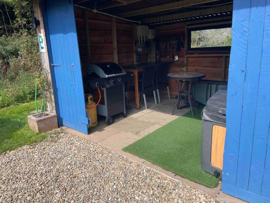Pembrokeshire Shepherd Hut With Hottub Jordanston
